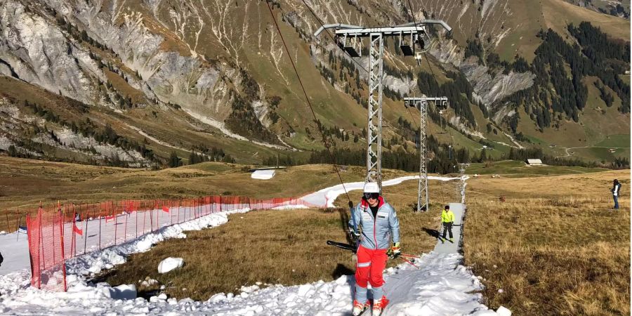 Skirennfahrer Lars Rösti lässt sich vom Skilift oben an die Rennpiste aus Schnee vom Vorjahr bringen.