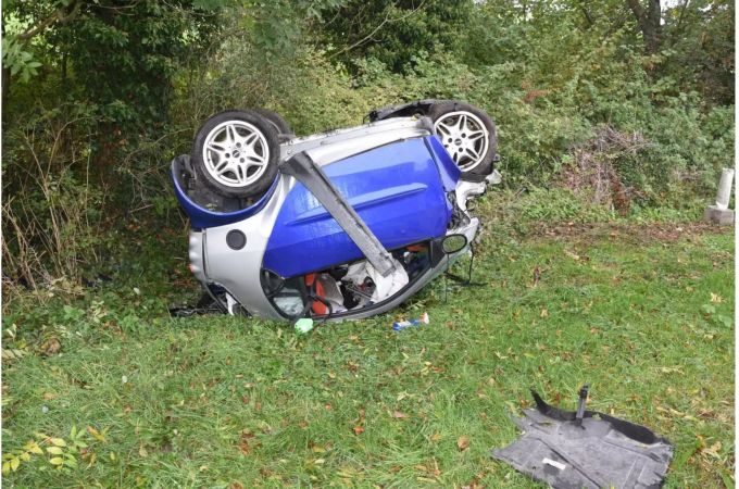 Auf dem Dach ligender blauer Smart - zvg Kantonspolizei Thurgau Auf dem Dach ligender blauer Smart - zvg Kantonspolizei Thurgau