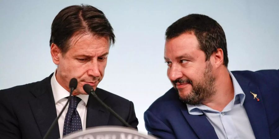 Giuseppe Conte (links), Ministerpräsident von Italien, und Matteo Salvini, Innenminister von Italien, geben eine Pressekonferenz.