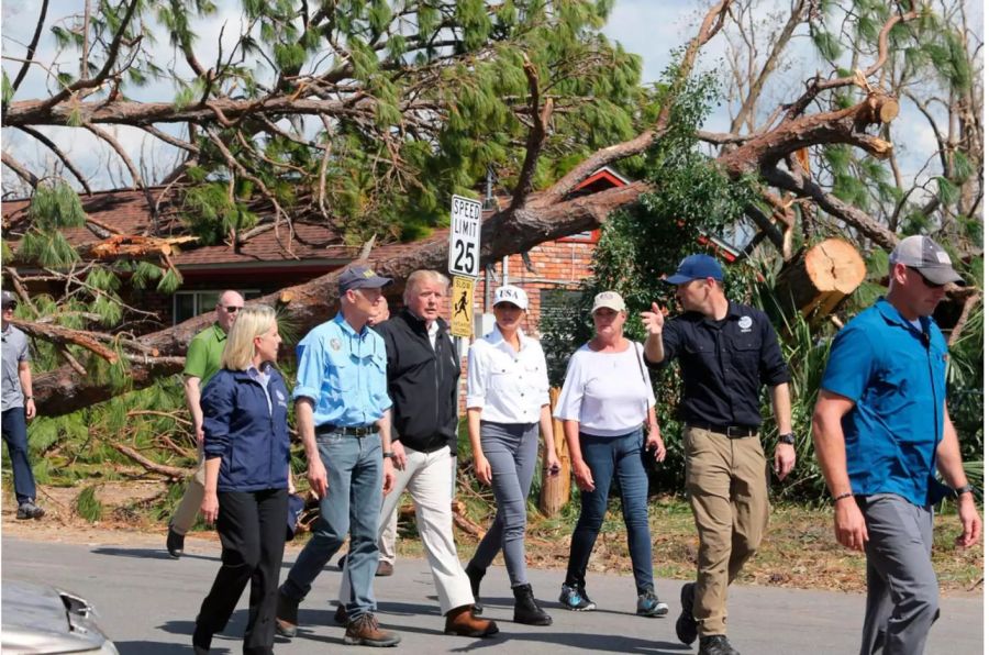 Donald Trump macht sich ein Bild von den Zerstörungen durch Hurrikan «Michael».