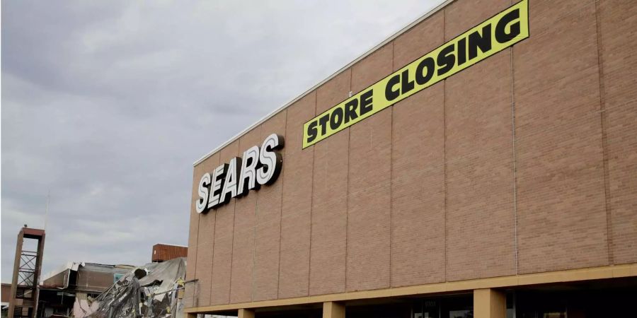 Kunden gehen in ein Sears-Geschäft, das geschlossen wird.