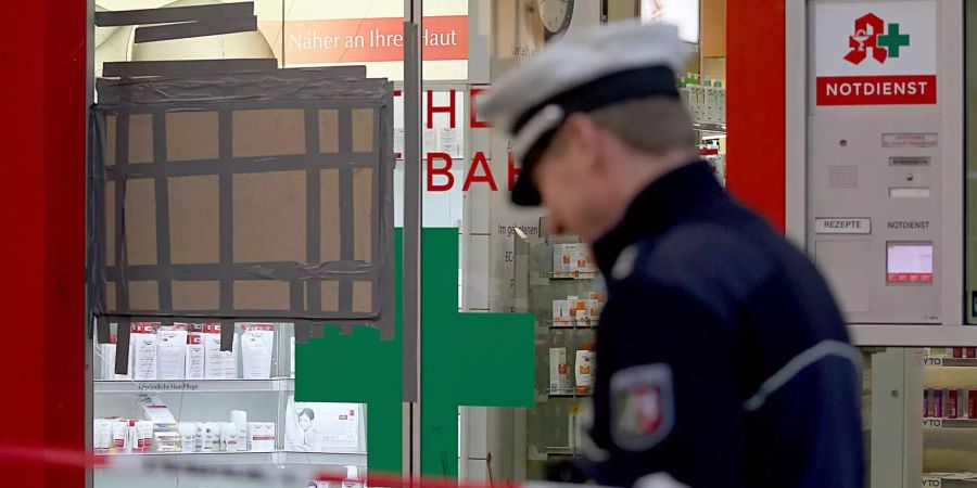 Ein Polizist steht vor der Apotheke im Hauptbahnhof Köln.