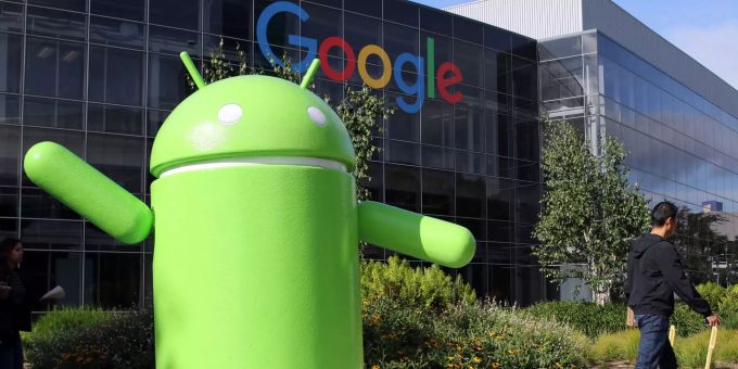 Das Maskottchen von Android vor einem Google-Büro. Android Apps 600
