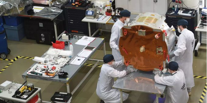 Ingenieure arbeiten am Deutschen Zentrum für Luft-und Raumfahrt (DLR) an einem Forschungssatelliten, der als fliegendes Gewächshaus um die Erde kreisen soll. Ingenieure arbeiten am Deutschen Zentrum für Luft-und Raumfahrt (DLR) an einem Forschungssatelliten, der als fliegendes Gewächshaus um die Erde kreisen soll.