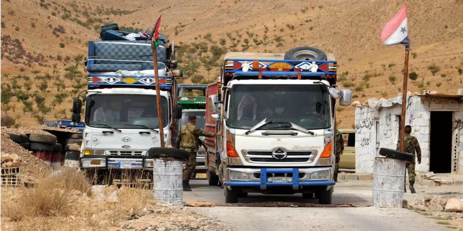 Busse stehen am Grenzübergang zwischen Syrien und dem Libanon.