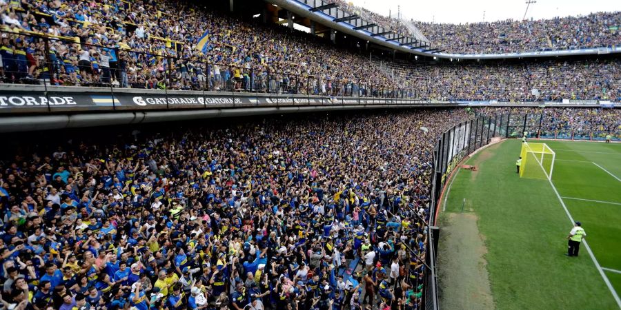 Tausende von argentinischen Fans der Boca Juniors sehen sich ein Training ihrer Mannschaft im Bombonera-Stadion an.