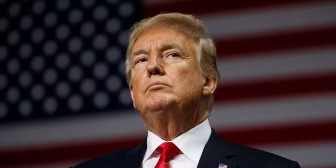 Donald Trump tritt bei einer Wahlkampfveranstaltung auf. US-Präsident Donald Trump hört während einer Wahlkampfveranstaltung zu.
