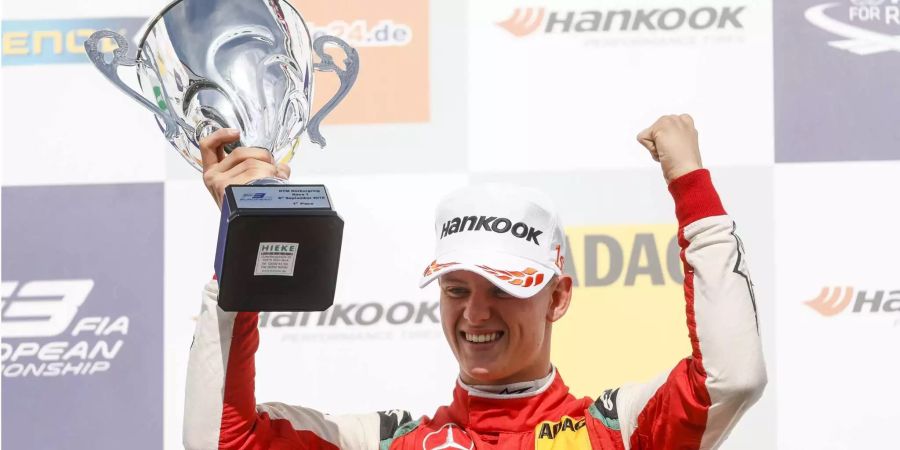 Mick Schumacher aus Deutschland jubelt auf dem Podium.