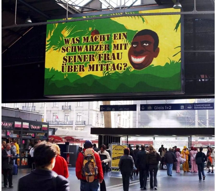 Ein Bild der Kampagne gegen Rassismus der GRA am Hauptbahnhof Zürich im Oktober 2003 - Keystone