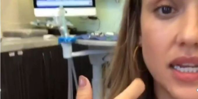 «Zahnarzt tut weh» - Jessica Alba schlägt sich beim Sport Zahn aus