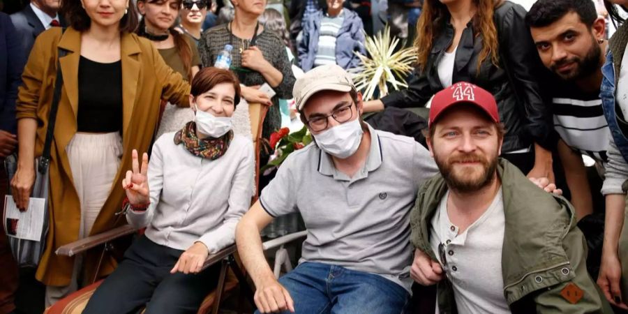 Dieses Bild von Nuriye Gülmen (links) und Semih Özakca (Mitte) entstand am 11.05.2017.