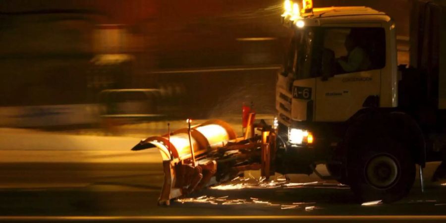 Hunderte Autofahrer waren auf ungeräumten Strassen steckengeblieben.