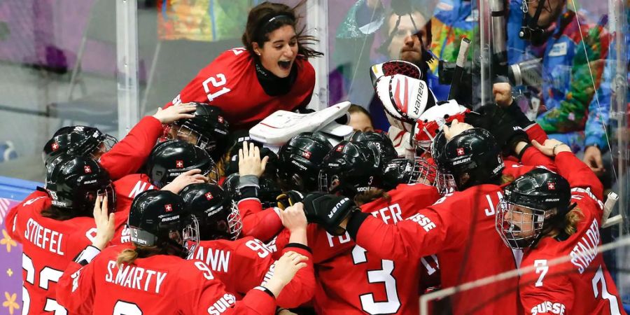 Ein Bild der Freude: Die Frauen-Nationalmannschaft gewinnt in Sotschi sensationell Olympia-Bronze.