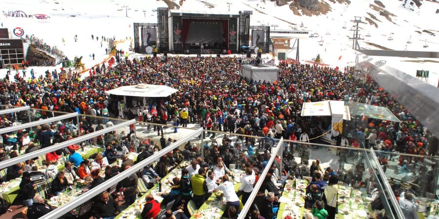 Die Top of the Mountain-Events – drei grosse Popkonzerte – sowie zahlreiche Parties haben Ischgl den Ruf als Après-Ski-Hauptstadt verpasst, Ischgl-Paznaun Tourismus