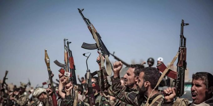Huthi-Rebellen gestikulieren während einer Rekrutierungsversammlung für neue Kämpfer in Sanaa (Jemen). Huthi-Rebellen gestikulieren während einer Rekrutierungsversammlung für neue Kämpfer in Sanaa (Jemen).