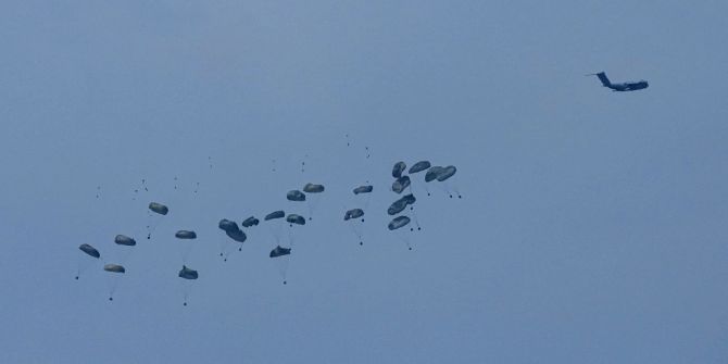 Flugzeug wirft humanitäre Hilfe