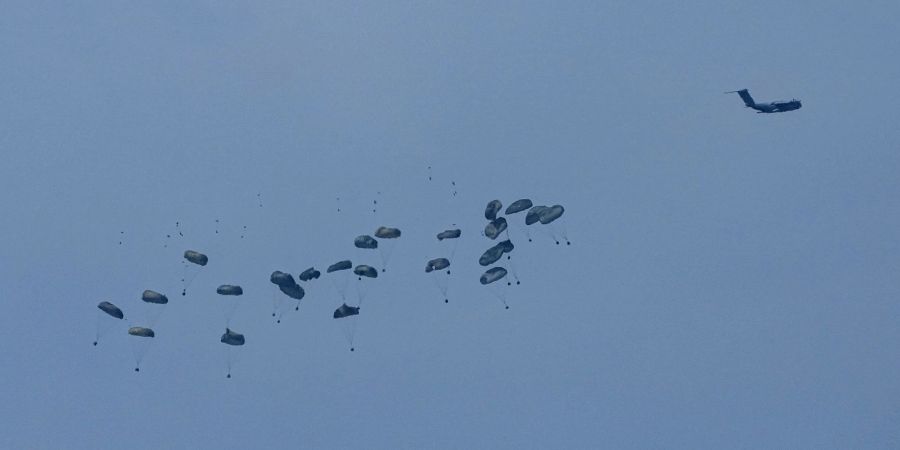 Ein Flugzeug wirft humanitäre Hilfe
