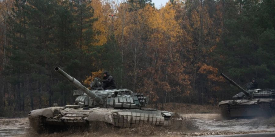 Ukrainische Soldaten führen in Tschernihiw mit erbeuteten russischen T-72 Panzern eine militärische Übung durch. Foto: Aleksandr Shulman/AP/dpa