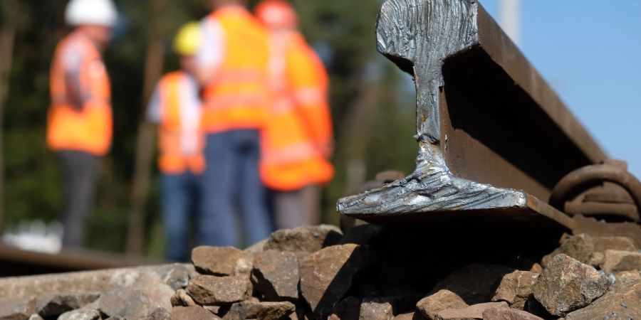 Bauarbeiter am Bahnknoten Dessau-Rosslau. Nach Informationen des Netzwerks Europäischer Eisenbahnen (NEE) werden in diesem Jahr lediglich 74,4 Kilometer neue Gleise gebaut.