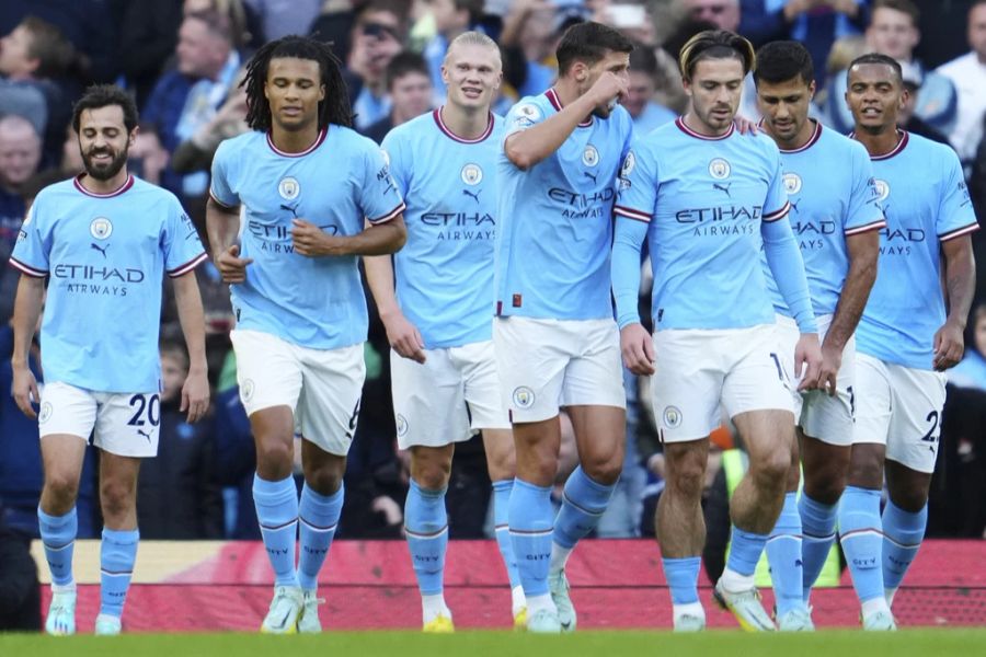 Manchester City mit dem Schweizer-Nati-Spieler Akanji (ganz rechts) ist die teuerste Mannschaft. Umgerechnet haben die Spieler einen Wert von rund 640 Millionen Franken.