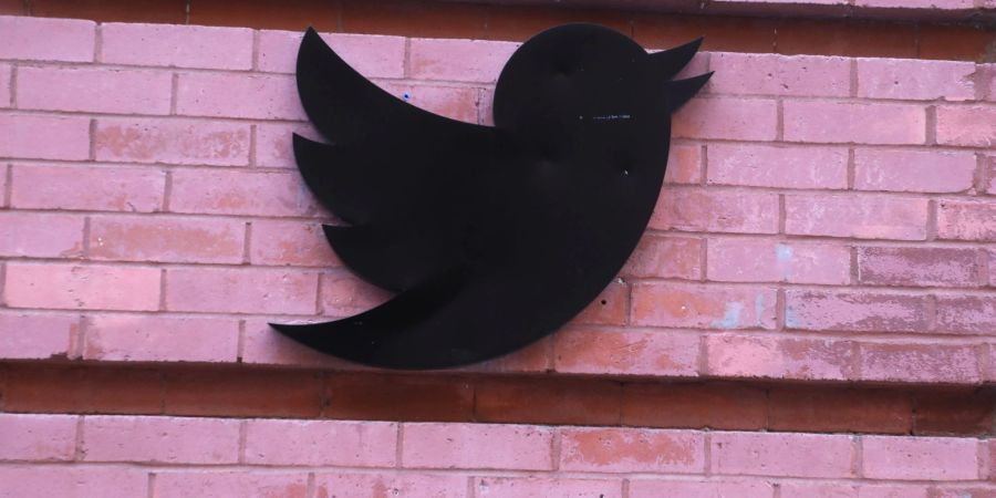 Das Twitter-Logo hängt aussen an den Büros in der 249 17th Street in Chelsea, New York.