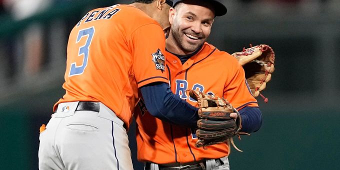 Jose Altuve (r), Second Baseman der Houston Astros, und Jeremy Pena, Shortstop, feiern ihren Sieg in Spiel 5. Jose Altuve (r), Second Baseman der Houston Astros, und Jeremy Pena, Shortstop, feiern ihren Sieg in Spiel 5.