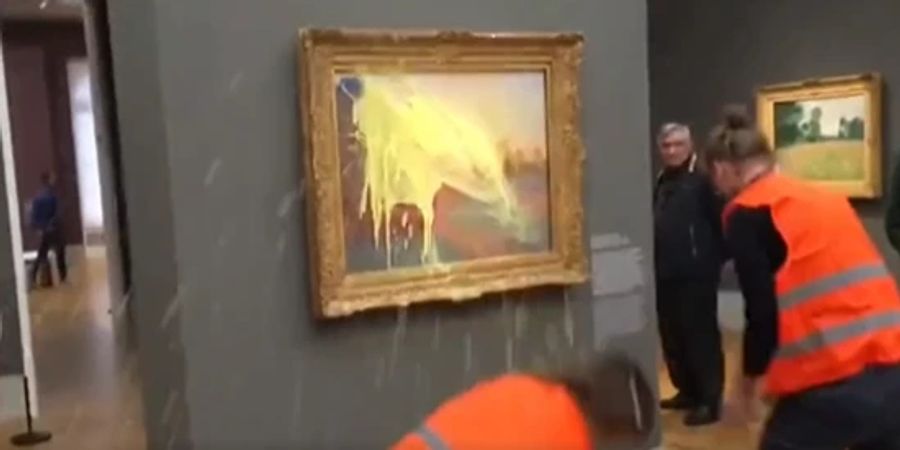 Aktivisten von Last Generation bespritzen ein Monet-Bild.