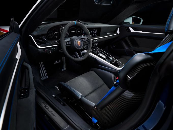 Das Rallye Design-Paket bringt auch im Innenraum exklusive Details mit: Die sharkblauen Kontrastnähte etwa Porsche 911 Dakar
