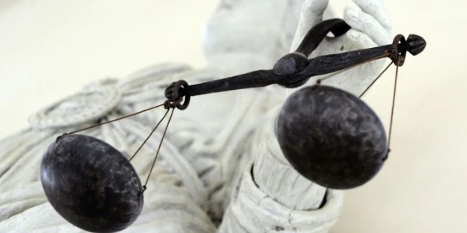 Figur mit Waage als Symbol der Gerechtigkeit Figur mit Waage als Symbol der Gerechtigkeit