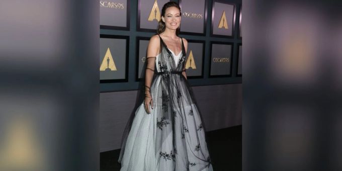 Olivia Wilde strahlte auf dem roten Teppich als gäbe es keine Gerüchte um ein Liebesaus mit Harry Styles. olivia wilde harry styles