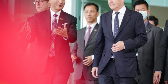 Vivian Balakrishnan, Aussenminister von Singapur, empfängt Bundeskanzler Olaf Scholz auf dem Internationalen Flughafen Changi in Singapur. Vivian Balakrishnan, Aussenminister von Singapur, empfängt Bundeskanzler Olaf Scholz auf dem Internationalen Flughafen Changi in Singapur.