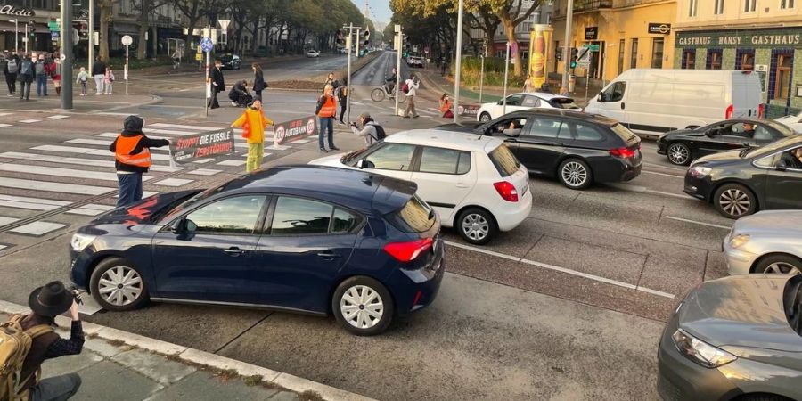 Die Gruppe «Letzte Generation» bei einer Strassenblockade in Wien (Ö).