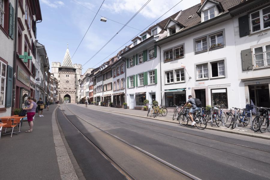 Die Spalenvorstadt in Basel. Das Spalentor ist ein ehemaliges Stadttor der Stadt Basel und ein früherer Bestandteil der Basler Stadtmauer.