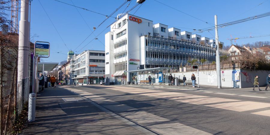 Die Busstation beim Bahnhof Wipkingen in Zürich.