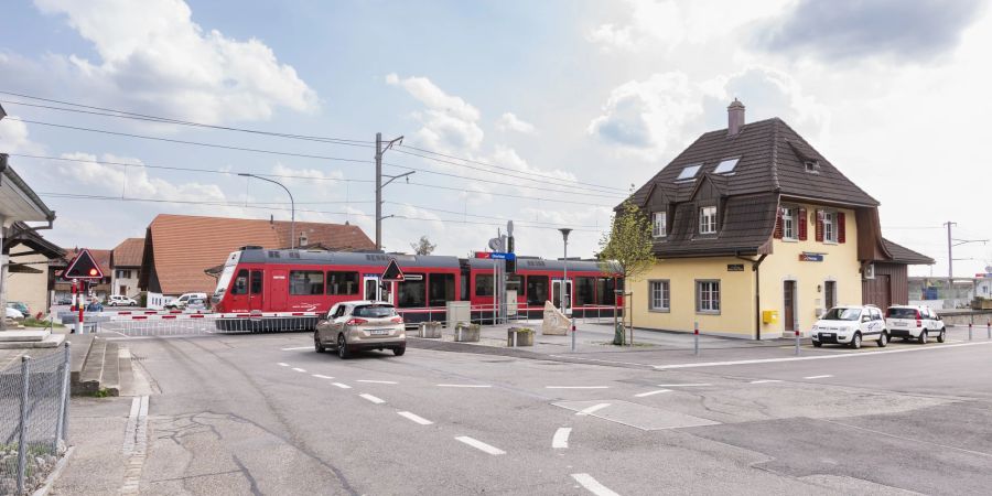 Der Bahnhof und der Heinz Frei Platz in Oberbipp. Der Platz wurde benannt nach dem Spitzensportler Heinz Frei, der mit 63 Jahren eine Medaille an den Paralympics gewann.