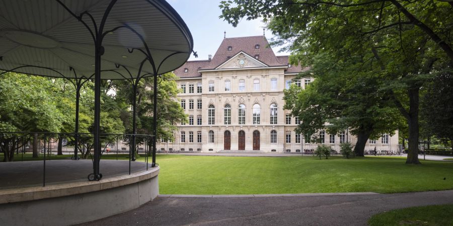 Die Sekundarschule De Wette in Basel befindet sich in nächster Nähe zum SBB Bahnhof. Das Schulhaus erinnert an den Theologieprofessor und Uni-Rektor Wilhelm Marti Leberecht De Wette (1780-1849).
