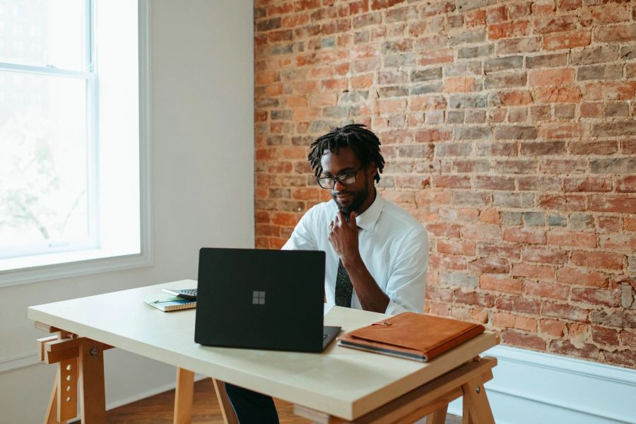Mann mit Laptop