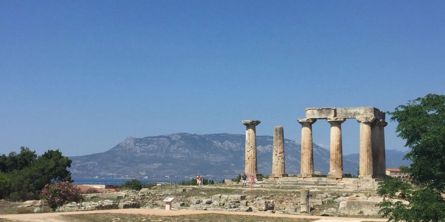 Apollo-Tempel in Korinth. In der griechischen Stadt hat dem Mythos von Euripides zufolge Medea als Rache an Jason ihre beiden gemeinsamen Kinder getötet.