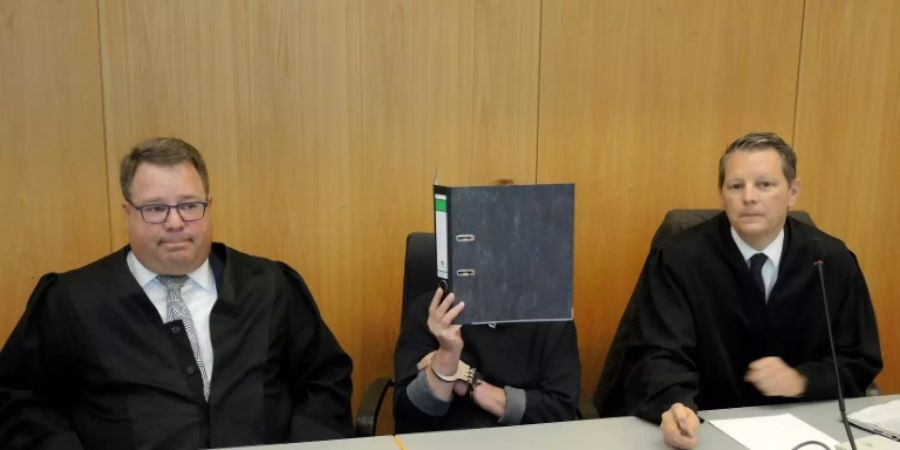 Angeklagte mit Verteidigern im Ulmer Landgericht