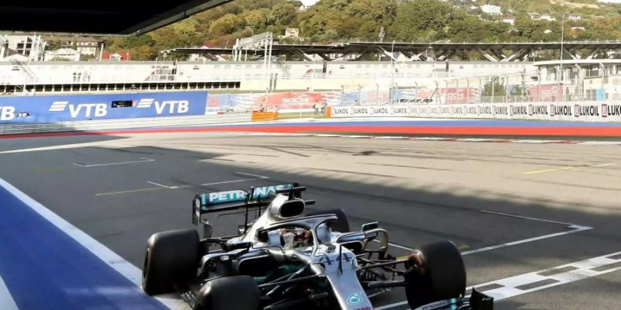 Lewis Hamilton führte in Sotschi zum 143. Mal in seiner Karriere ein Rennen der Königsklasse an. Foto: Yuri Kachetkov/EPA POOL/AP
