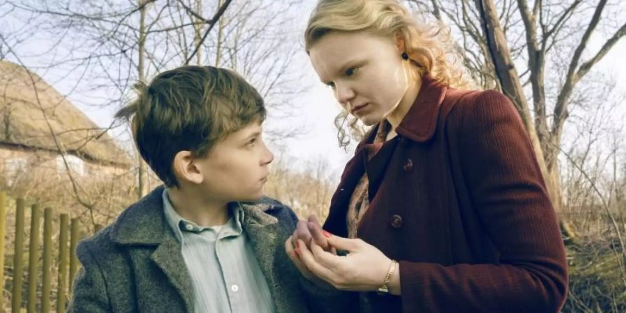 Siggi Jepsen (Levi Eisenblätter) und seine Schwester Hilke Jepsen (Maria Dragus) - Schwochows Lenz-Adaption blickt tief in menschliche Abgründe. Foto: WildBunch
