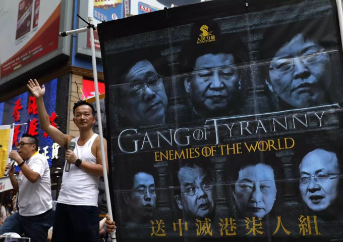 Demonstrierende zeigen ein Banner in Hongkong. hongkong