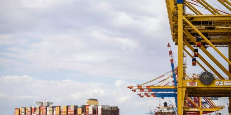 Containerschiff in Bremerhaven