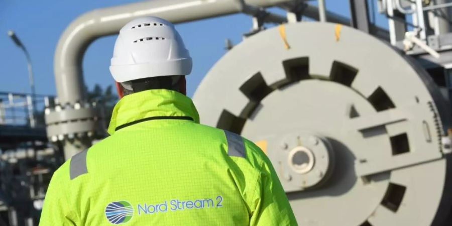 Ein Arbeiter steht auf der Baustelle der Ostseepipeline Nord Stream 2 an der Molchempfangsstation. Ursprünglich sollte die Pipeline für Erdgas aus Russland Ende dieses Jahres in Betrieb gehen. Foto: Stefan Sauer/dpa-Zentralbild/dpa