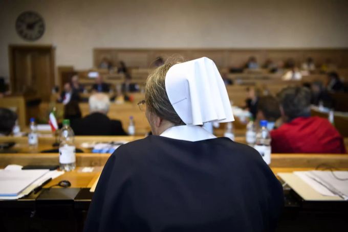 Eine Frau fotografiert während der Abgeordnetenversammlung des Schweizerischen Evangelischen Kirchenbundes. Schweizerischer Evangelischer Kirchenbund