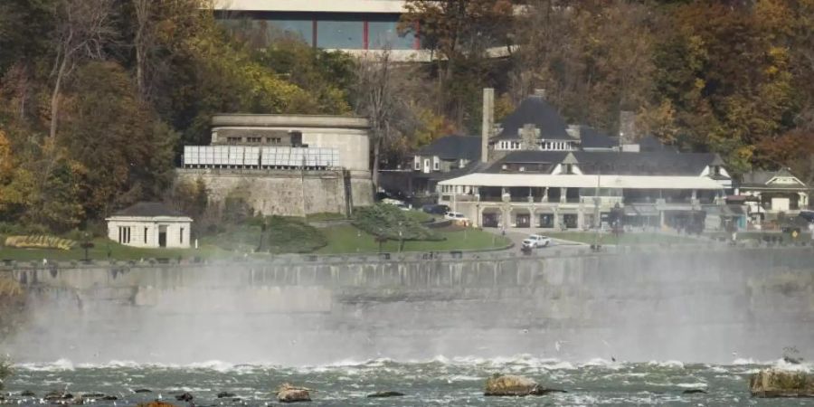 Das historische Bootswrack «Iron Scow» steckt in einer Stromschnelle vor den Niagara-Fällen fest. Foto: Tara Walton/The Canadian Press/AP/dpa