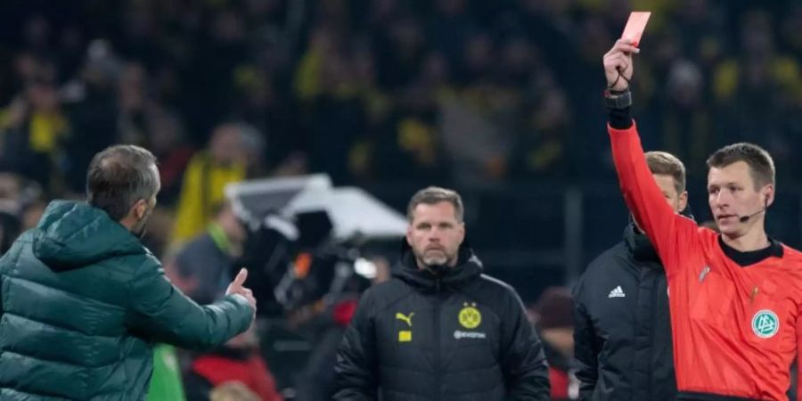 Mönchengladbachs Trainer Marco Rose (l) sah im Pokalspiel in Dortmund die Rote Karte. Foto: Bernd Thissen/dpa
