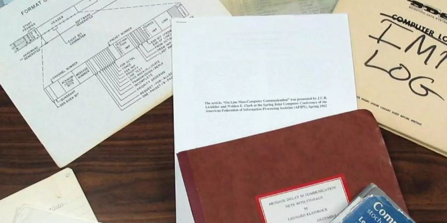 Papiere von Leonard Kleinrock, dem Vorgesetzten des Informatik-Studenten Charles S. Kline, dem die erste Internetverbindung gelang. Foto: -/UCLA/dpa