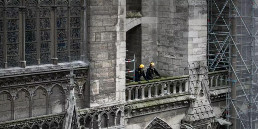 Arbeiter auf dem Balkon der Notre-Dame-Kathedrale