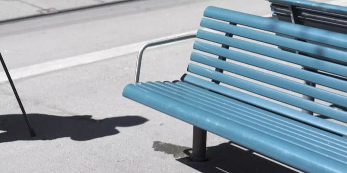 Als sich eine Seniorin in Brugg auf eine Bank setzen wollte, kippte diese um. (Symbolbild) Sitzbank Brugg